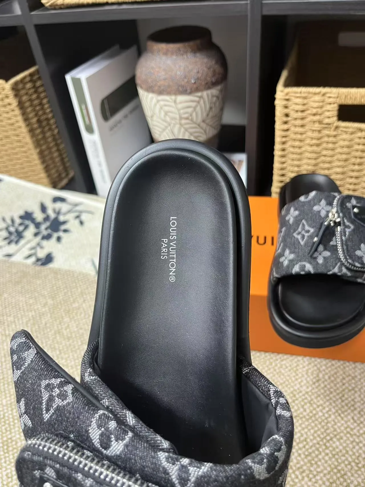 P380 yuan LV Louis Vuitton Full of high-end feel! A popular model among bloggers at home and abroad, it’s retro and fashionable, and looks stunning on your feet! Mainly recommended model on the official website★ ━━━━━ ЅᏇєєt ━━━━━ ▪️Upper: original calfskin ➕5D printing process ▪️Inner: imported mixed sheepskin ▪️Outsole: original molded foam outsole ▪️Size: Female 35-40 Men's 39-44 (women's 41 men's 45)